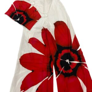 Conjunto blanco flor roja