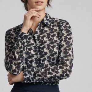 camisa blanca con estampado floral