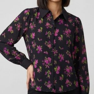 camisa negra con estampado floral